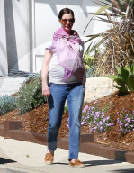 PEOPLE - Kugelrunde Anne Hathway spaziert durch Los Angeles