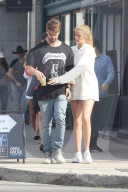 PEOPLE - Patrick Schwarzenegger und Freundin Abbey Champion spazieren durch Venice