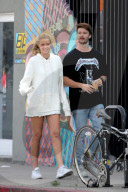 PEOPLE - Patrick Schwarzenegger und Freundin Abbey Champion spazieren durch Venice