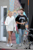 PEOPLE - Patrick Schwarzenegger und Freundin Abbey Champion spazieren durch Venice
