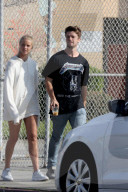 PEOPLE - Patrick Schwarzenegger und Freundin Abbey Champion spazieren durch Venice