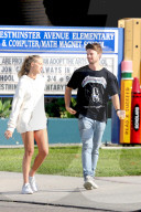 PEOPLE - Patrick Schwarzenegger und Freundin Abbey Champion spazieren durch Venice