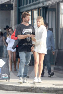 PEOPLE - Patrick Schwarzenegger und Freundin Abbey Champion spazieren durch Venice