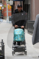 PEOPLE - Daddy on Duty: Bobby Cannavale schiebt Klein Rocco durch New York