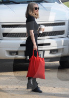 PEOPLE - Amanda Seyfried mit roter Tasche auf dem Filmset von 'The Last Word' in LA