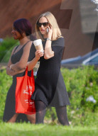 PEOPLE - Amanda Seyfried mit roter Tasche auf dem Filmset von 'The Last Word' in LA