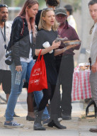 PEOPLE - Amanda Seyfried mit roter Tasche auf dem Filmset von 'The Last Word' in LA