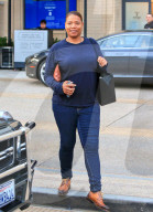 PEOPLE - Queen Latifah bummelt in Beverly Hills