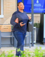 PEOPLE - Queen Latifah bummelt in Beverly Hills