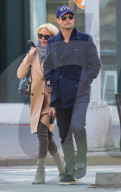 PEOPLE - Ryan Seacrest spaziert mit Shana Wall durch New York