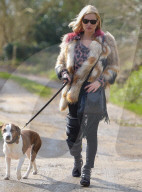 EXKLUSIV - Kate Moss Humpelt mit dem Hund durch London