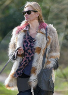 EXKLUSIV - Kate Moss Humpelt mit dem Hund durch London