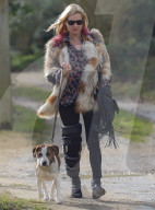 EXKLUSIV - Kate Moss Humpelt mit dem Hund durch London