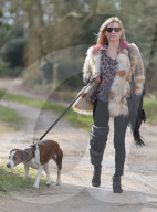 EXKLUSIV - Kate Moss Humpelt mit dem Hund durch London