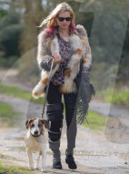 EXKLUSIV - Kate Moss Humpelt mit dem Hund durch London