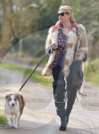 EXKLUSIV - Kate Moss Humpelt mit dem Hund durch London