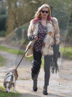 EXKLUSIV - Kate Moss Humpelt mit dem Hund durch London