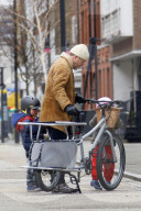 PEOPLE - Guy Ritchie mit den Kids in London unterwegs
