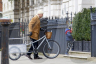 PEOPLE - Guy Ritchie mit den Kids in London unterwegs