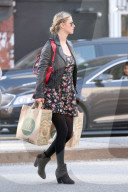 PEOPLE - Schwangere Nicky Hilton schleppt die Einkaufstüten nach Hause
