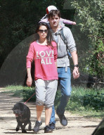 EXKLUSIV - Familie Kunis/Kutcher spaziert Hand in Hand durch die Hills