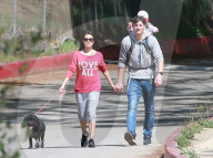 EXKLUSIV - Familie Kunis/Kutcher spaziert Hand in Hand durch die Hills