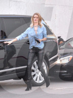 PEOPLE - Rosie Huntington-Whiteley in Beverly Hills unterwegs