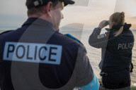 Deutsche und griechische Polizeikräfte suchen Flüchtlingsboote 