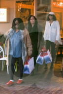 PEOPLE - Whoopi Goldberg mit roten "Zoggeli" in Beverly Hills unterwegs