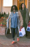 PEOPLE - Whoopi Goldberg mit roten "Zoggeli" in Beverly Hills unterwegs