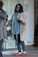 PEOPLE - Whoopi Goldberg mit roten "Zoggeli" in Beverly Hills unterwegs