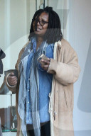 PEOPLE - Whoopi Goldberg mit roten "Zoggeli" in Beverly Hills unterwegs