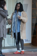 PEOPLE - Whoopi Goldberg mit roten "Zoggeli" in Beverly Hills unterwegs