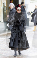 EXKLUSIV - Dita Von Teese bummelt in St.Moritz