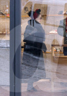 EXKLUSIV - Dita Von Teese bummelt in St.Moritz