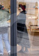 EXKLUSIV - Dita Von Teese bummelt in St.Moritz