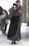 EXKLUSIV - Dita Von Teese bummelt in St.Moritz