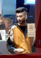 PEOPLE - Zayn Malik in Manchester unterwegs