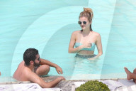 EXKLUSIV - Lucy Hale badet im 'Retro-Bikini' im Pool in Rio