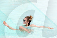 EXKLUSIV - Lucy Hale badet im 'Retro-Bikini' im Pool in Rio