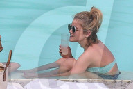 EXKLUSIV - Lucy Hale badet im 'Retro-Bikini' im Pool in Rio