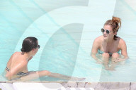 EXKLUSIV - Lucy Hale badet im 'Retro-Bikini' im Pool in Rio