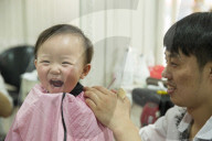 FEATURE - Kinder bei Coiffeur: Freude und Tränen beim Haareschneiden