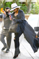 PEOPLE - Khloe Kardashian 'incognito' in Schwarz unterwegs