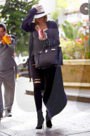 PEOPLE - Khloe Kardashian 'incognito' in Schwarz unterwegs