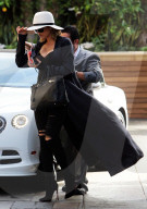 PEOPLE - Khloe Kardashian 'incognito' in Schwarz unterwegs