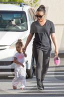 PEOPLE - North West geht mit Penelope Disick in den Karate Unterricht