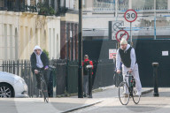 PEOPLE - Guy Ritchie und Rocco mit dem Velo in London unterwegs