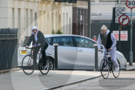 PEOPLE - Guy Ritchie und Rocco mit dem Velo in London unterwegs