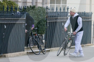 PEOPLE - Guy Ritchie und Rocco mit dem Velo in London unterwegs